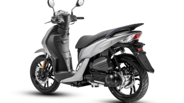 Практично и удобоно превозно средство със силен градски характер, което се утвърждава като хит за тайванската марка на Стария континент. Характеризиран с модерен и функционален дизайн, с 16-цолови алуминиеви джанти, LED дневни светлини и интригуващи аналогово-цифрови уреди. 

Моделът спечели публиката благодарение на лесния за употреба подход и цена от само 2499 евро. 124,6-кубиковият едноцилиндров двигател с въздушно охлаждане с 2 клапана може да изведе 11,4 к.с. мощност при 8500 об/мин и 10,3 Нм въртящ момент при 6500 об/мин. 

Окачването се състои от телескопична вилка отпред и двоен амортисьор отзад, докато спирачната система използва 260 мм диск отпред и 240 мм диск отзад, поддържани от CBS система . 
Чистото тегло от 122 кг  предполага отличното управление на Symphony 125, височината на седалката от 790 мм подчертава отличната му достъпност. Резервоарът от 5,4 литра също предполага прилична автономност.
